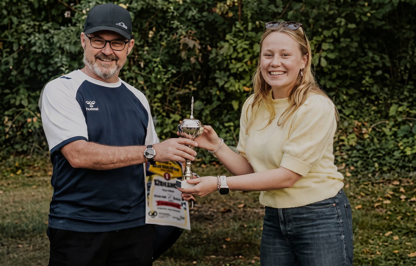 Jacqueline Wandel überreicht beim Seifenkistenrennen in Frickenhausen einen Pokal